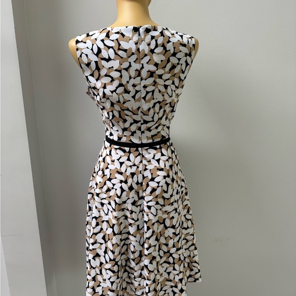 New feminine dress for every day design for most body types hand wash cold. - Picture 2 of 8